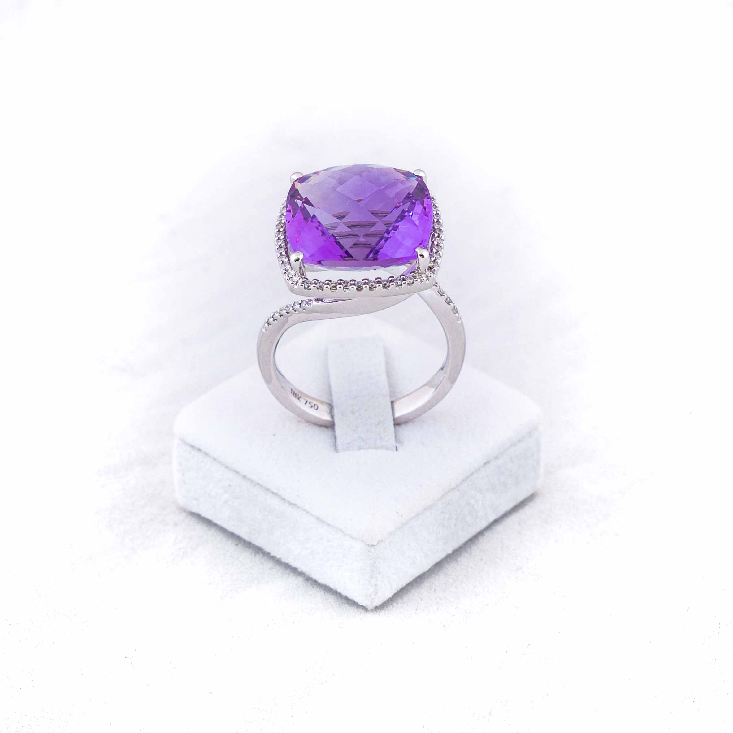Ring in white gold K18 (750) with diamonds stones 0.19 carats and amethyst stone 10.68 carats.