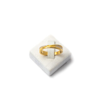 Ring in yellow gold K14 (585) with zircons stones.